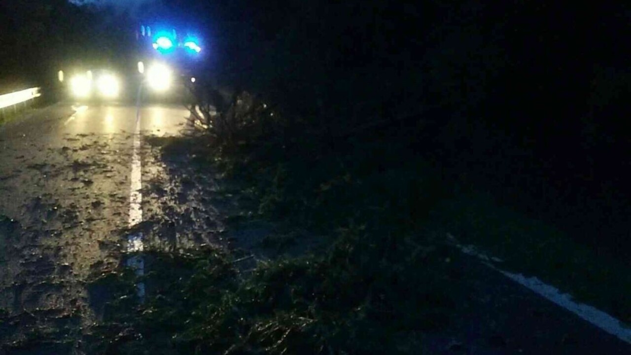 Stromy padali na autá i autobus. Slovenskom sa prehnali búrky