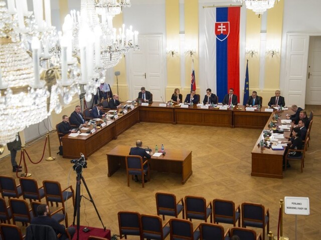 Smer neustúpi. Napriek postoju koaličných partnerov je za tajnú voľbu
