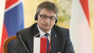 Šéf poľského Sejmu odstupuje pre škandál s vládnym lietadlom
