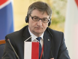 Šéf poľského Sejmu odstupuje pre škandál s vládnym lietadlom