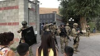 Exprezidenta bránil dav, napokon sa vzdal bezpečnostným zložkám