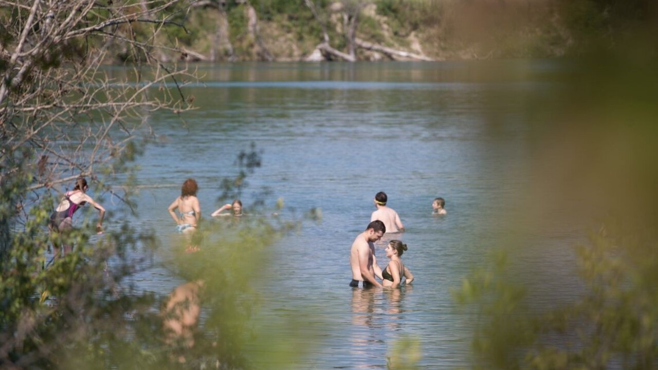 Čaká nás horúci víkend. Teploty sa vyšplhajú k 35 stupňom