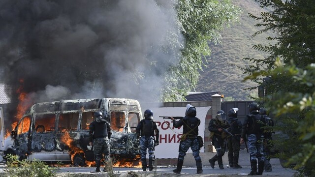 Zatýkanie exprezidenta rozvášnilo dav, hlásia stovku zranených