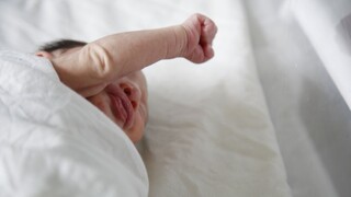Matky po covide prenášajú protilátky na dieťa, v mlieku sa nachádzajú aj 10 mesiacov