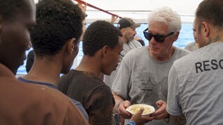 Fotogaléria: Richard Gere navštívil loď s migrantmi, uviazla v mori