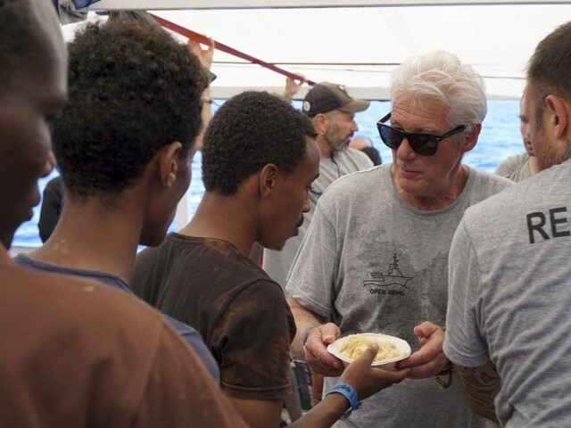 Fotogaléria: Richard Gere navštívil loď s migrantmi, uviazla v mori