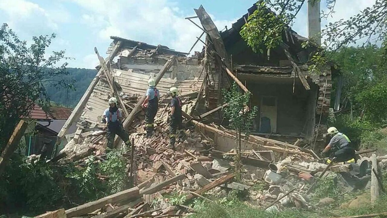 Na strednom Slovensku sa zrútil dom. Jedna osoba stihla utiecť