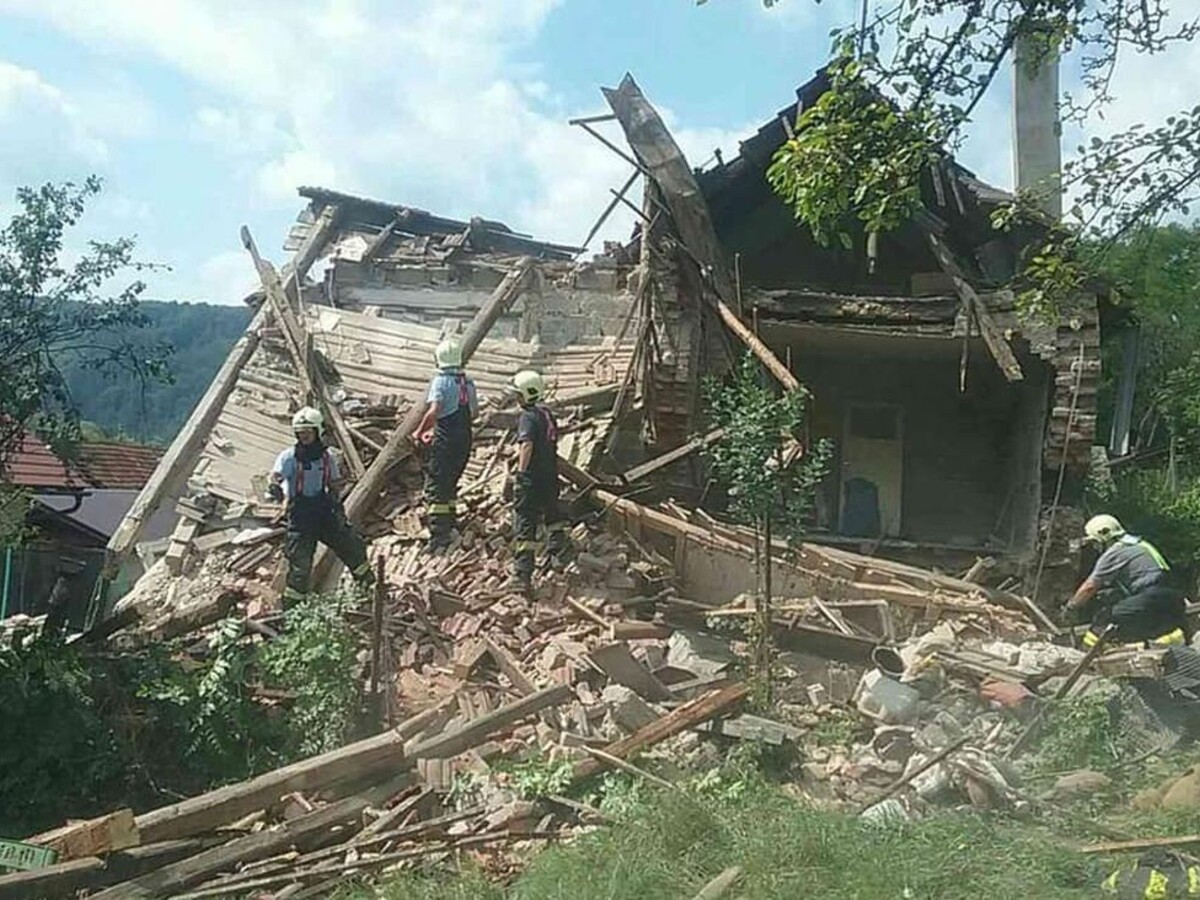 Na strednom Slovensku sa zrútil dom. Jedna osoba stihla utiecť