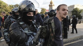 V Moskve demonštrovali tisíce na povolenej akcii, opäť sa zatýkalo