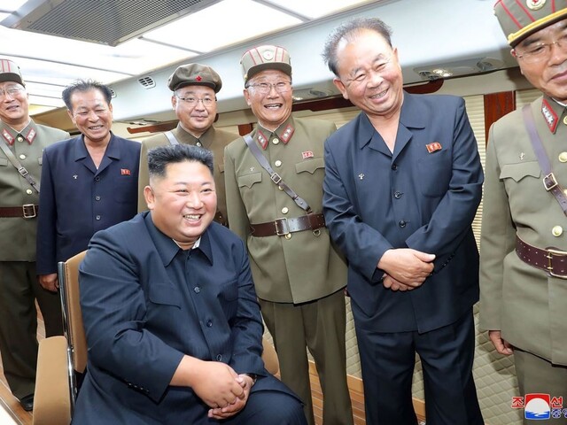Na piaty odpal dohliadal Kim, s novou zbraňou bol veľmi spokojný