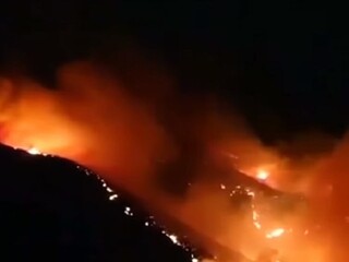Na dovolenkovom ostrove v Španielsku vypukol obrovský požiar