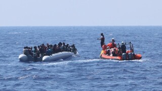 Zachránili ďalšie desiatky migrantov, nemajú ich však kam dať