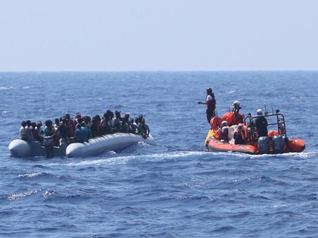 Zachránili ďalšie desiatky migrantov, nemajú ich však kam dať