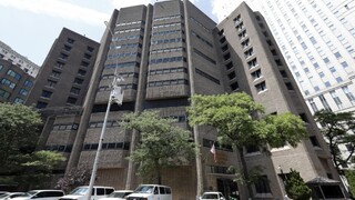 Pochybili dozorcovia, tvrdí denník o strážení miliardára Epsteina