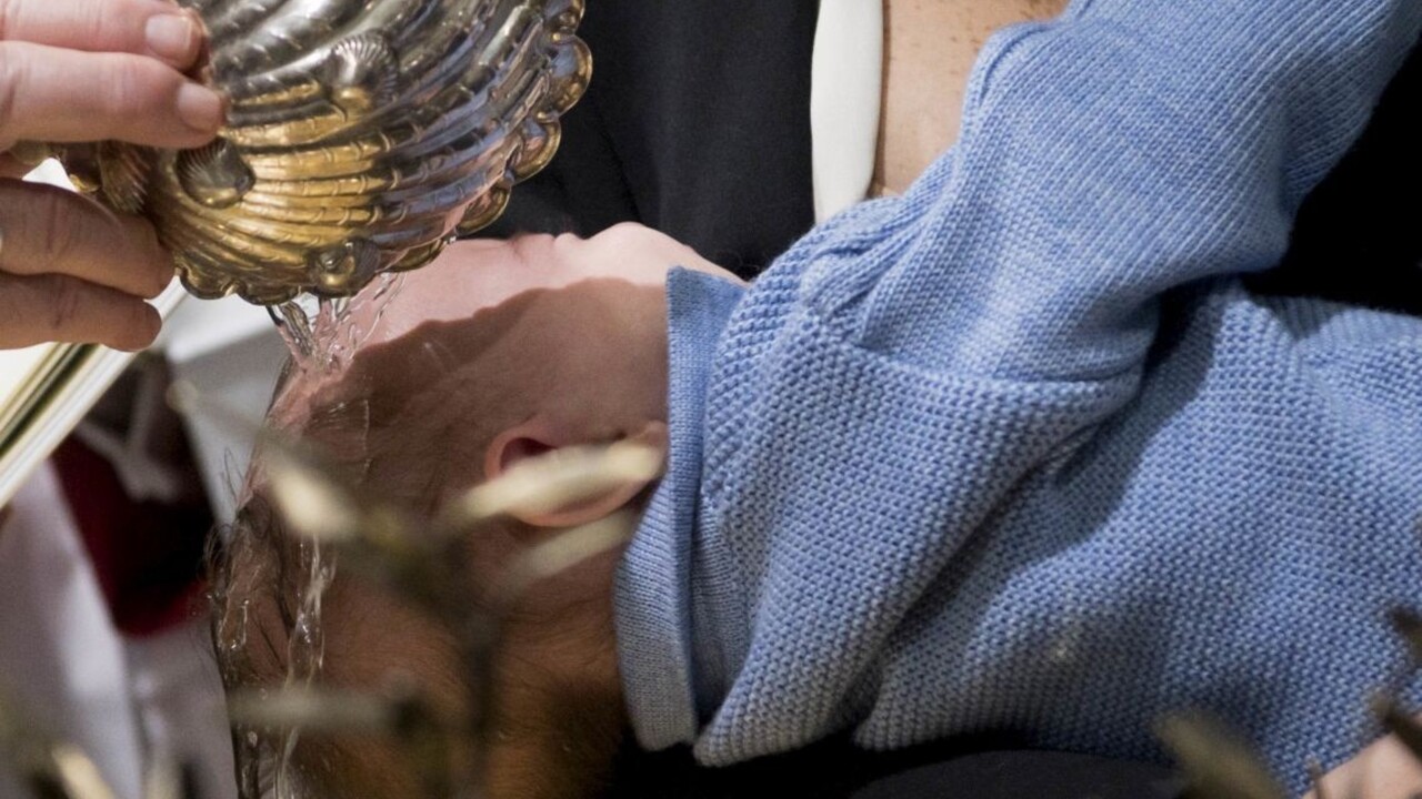 Násilný krst vyvolal pohoršenie, kňaza vyšetruje polícia aj cirkev