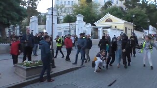 Zábery z brutálneho zatýkania dievčaťa vyvolali v Rusku pobúrenie