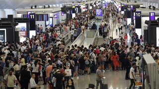 Protesty v Hongkongu neutíchajú, letisko zrušilo všetky lety