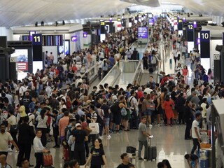 Protesty v Hongkongu neutíchajú, letisko zrušilo všetky lety