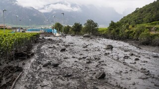 Búrka vo Švajčiarsku zanechala spúšť, povodeň strhla auto s ľuďmi