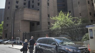 V prípade smrti finančníka Epsteina sa objavili nové nejasnosti