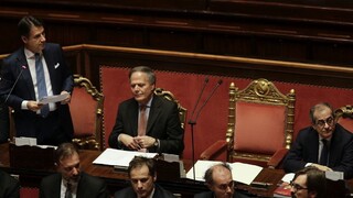 Talianski senátori prerušia prázdniny, témou bude nedôvera vláde