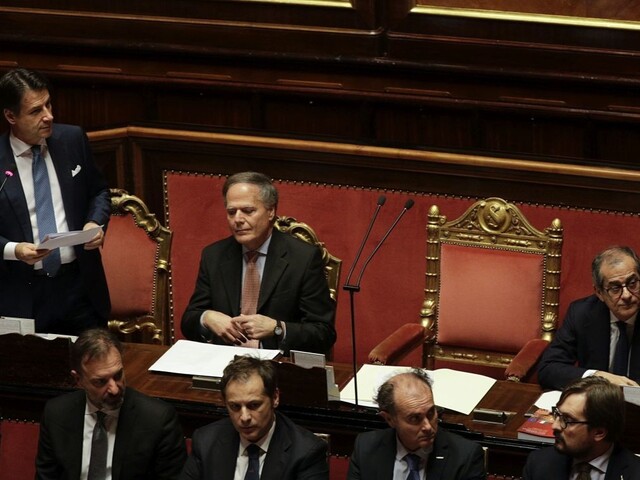 Talianski senátori prerušia prázdniny, témou bude nedôvera vláde
