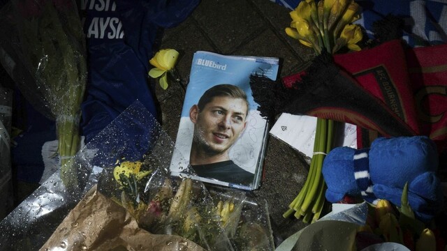 Zistili, čo malo spôsobiť pád lietadla s futbalistom Salom