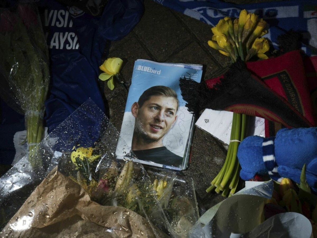 Zistili, čo malo spôsobiť pád lietadla s futbalistom Salom