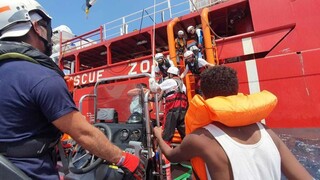 Súd povolil migrantom vplávať, držali sa mimo talianskych vôd