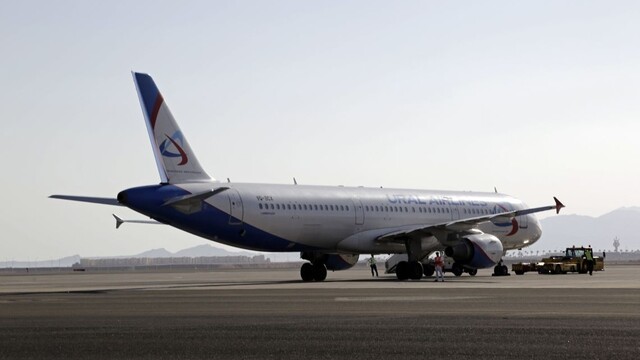 Išlo o život. Lietadlo so stovkami ľudí tvrdo pristálo v poli