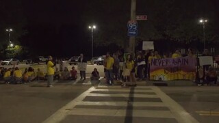 Protest sa zmenil na chaos, do demonštrantov vrazilo auto