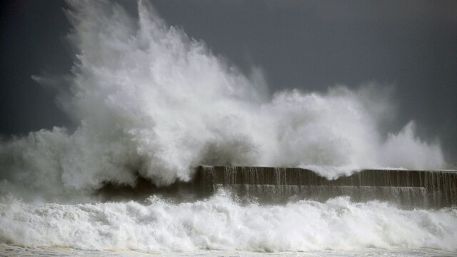 Krosa má na svedomí prvú obeť, Japonci rušia lety a opúšťajú domovy
