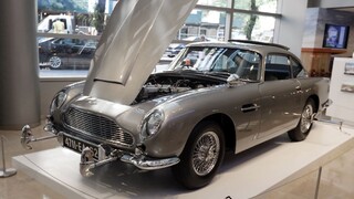 Vydražili legendárne auto Jamesa Bonda. Má aj nepriestrelný štít