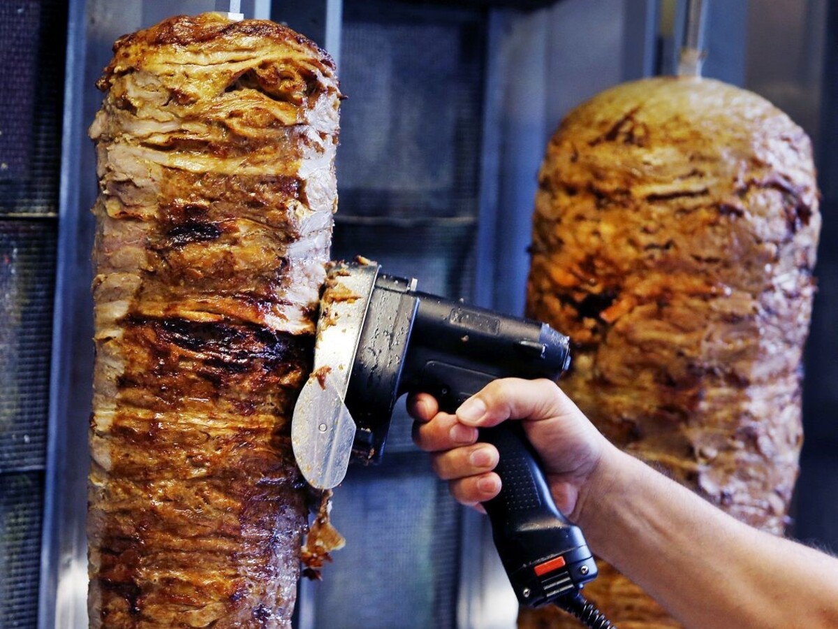 V bistre s kebabom vyvolal konflikt a zranil čašníčku, hrozí mu basa