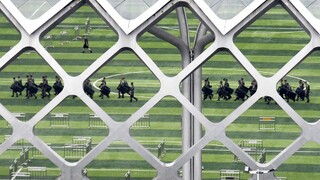 Prišli potlačiť protesty? Pri Hongkongu budú cvičiť čínski vojaci