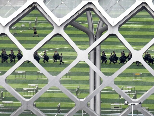 Prišli potlačiť protesty? Pri Hongkongu budú cvičiť čínski vojaci