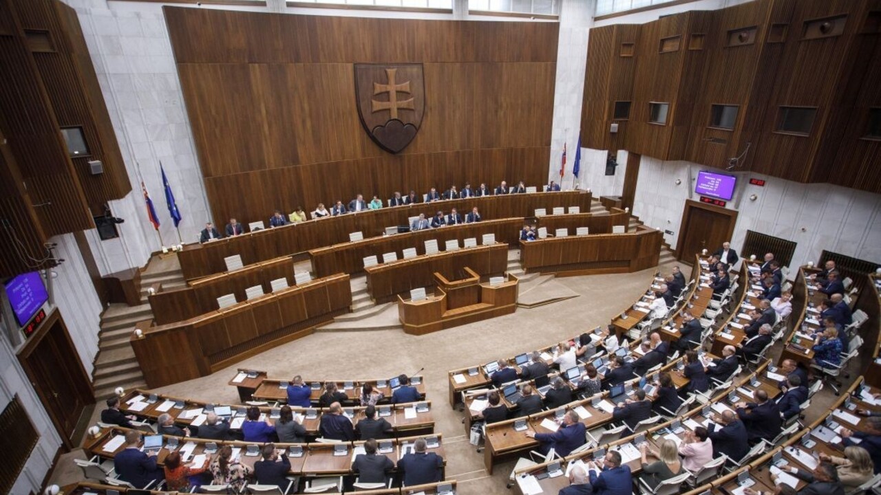 Koľko času strávili poslanci v pléne? Najkratšia schôdza mala 7 dní