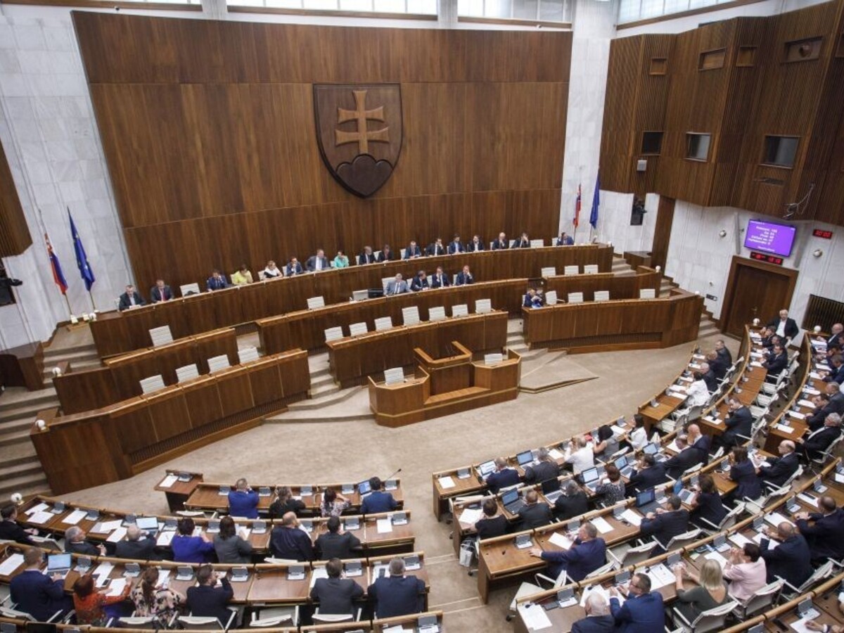 Koľko času strávili poslanci v pléne? Najkratšia schôdza mala 7 dní