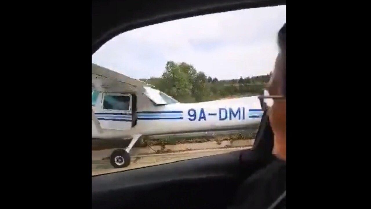 Chorvátov na vyťaženej diaľnici prekvapilo pristávajúce lietadlo