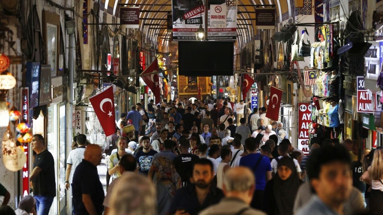 Lejak zatopil známe trhovisko v Istanbule a uväznil ľudí na cestách