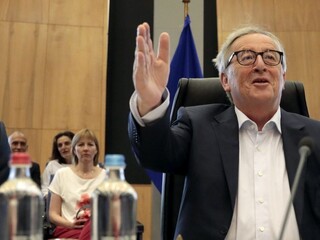 Juncker musel ukončiť dovolenku, podstúpi naliehavú operáciu