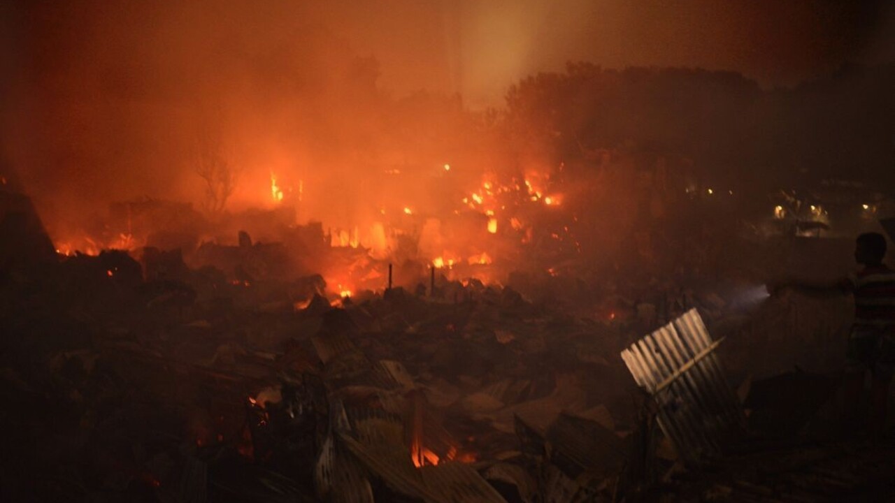V slume vypukol rozsiahly požiar, o domov prišli desaťtisíce ľudí