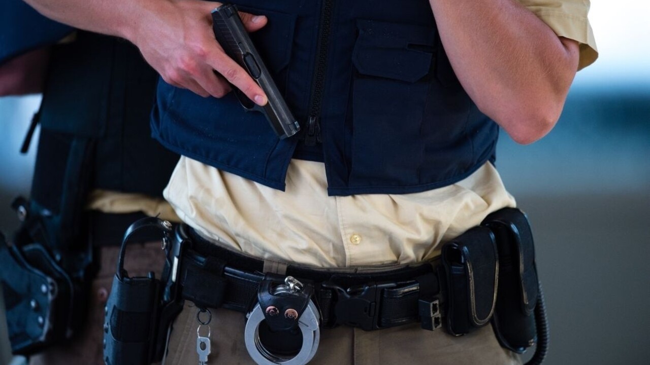 Útočník dobodal pred očami cestujúcich a svadobčanov dvoch ľudí