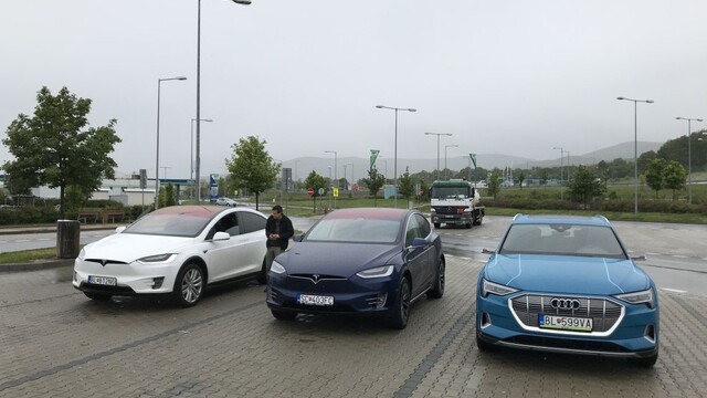 Audi e-tron verzus Tesla X a Honda HR-V Sport