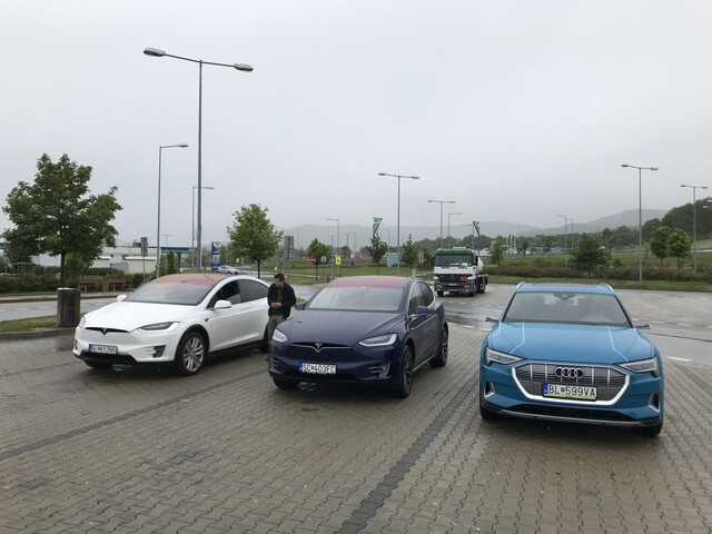 Audi e-tron verzus Tesla X a Honda HR-V Sport