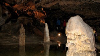 V jaskyni uviazli speleológovia. Pokúšajú sa s nimi nadviazať kontakt