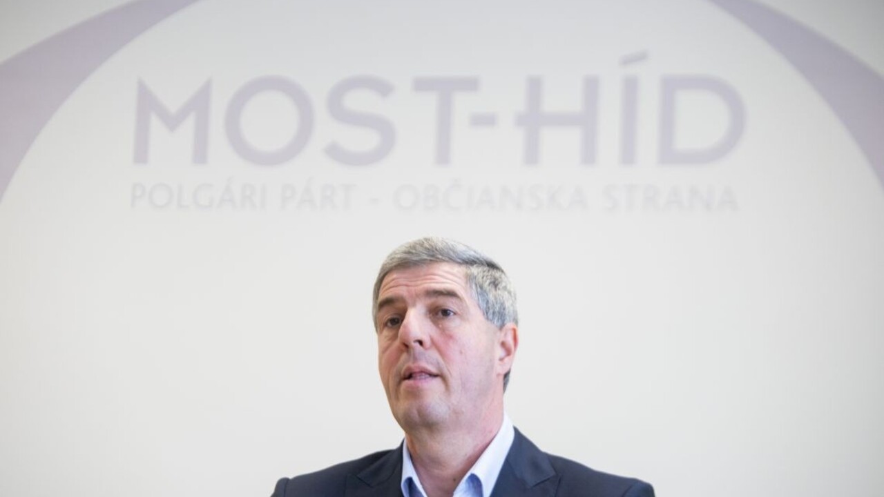 Z postu odídem len vtedy, ak to pomôže strane, tvrdí šéf Mosta-Híd