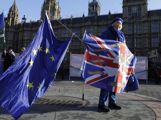 Čelíme kríze. Britskí poslanci žiadajú okamžité zvolanie parlamentu