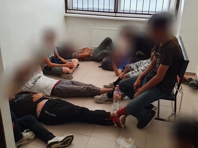 Skryli sa pod vagóny. Polícia zadržala migrantov z Afganistanu