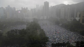 Počasie ich neodradilo, v Hongkongu protestovali takmer dva milióny ľudí